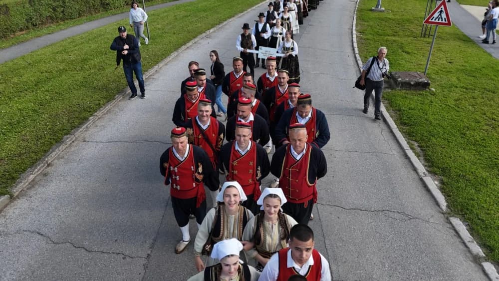 (VELIKA FOTOGALERIJA) Povorka koja je krasila ulice Velike: S ponosom predstavili tradiciju kraja iz kojeg dolaze