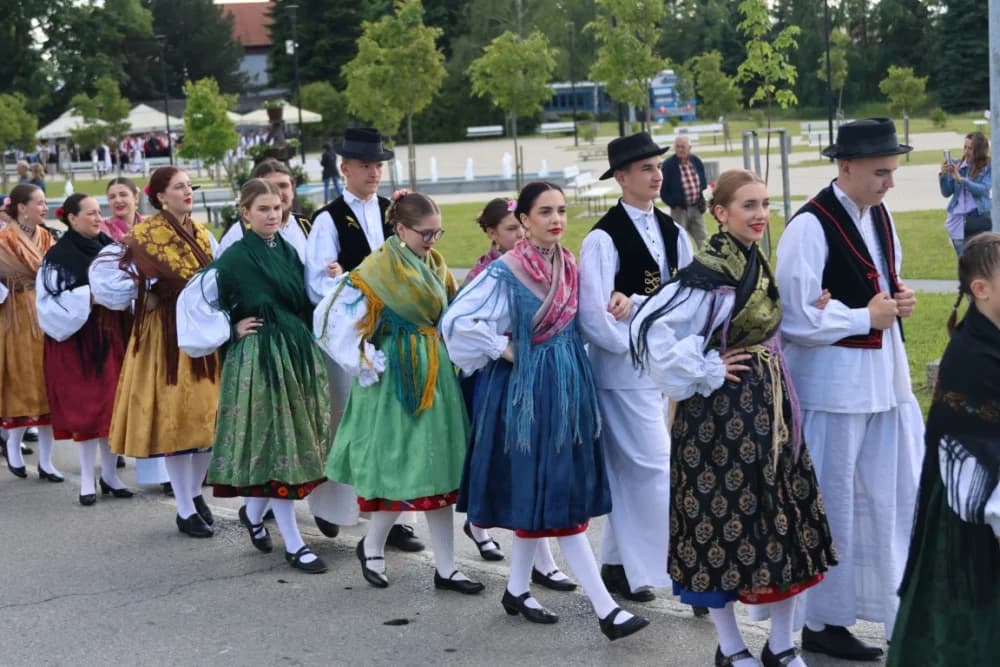 (VELIKA FOTOGALERIJA) Povorka koja je krasila ulice Velike: S ponosom predstavili tradiciju kraja iz kojeg dolaze