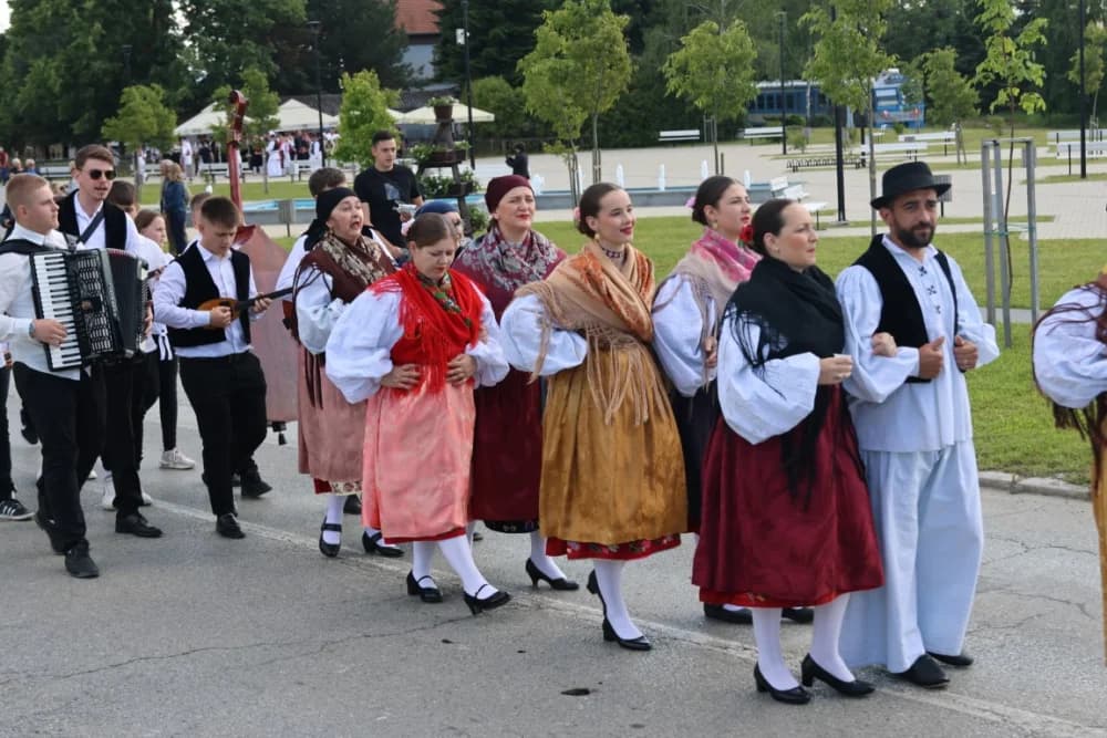 (VELIKA FOTOGALERIJA) Povorka koja je krasila ulice Velike: S ponosom predstavili tradiciju kraja iz kojeg dolaze