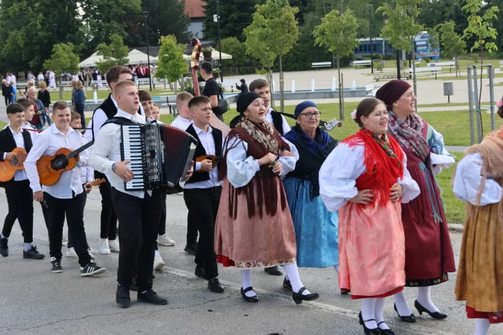 (VELIKA FOTOGALERIJA) Povorka koja je krasila ulice Velike: S ponosom predstavili tradiciju kraja iz kojeg dolaze