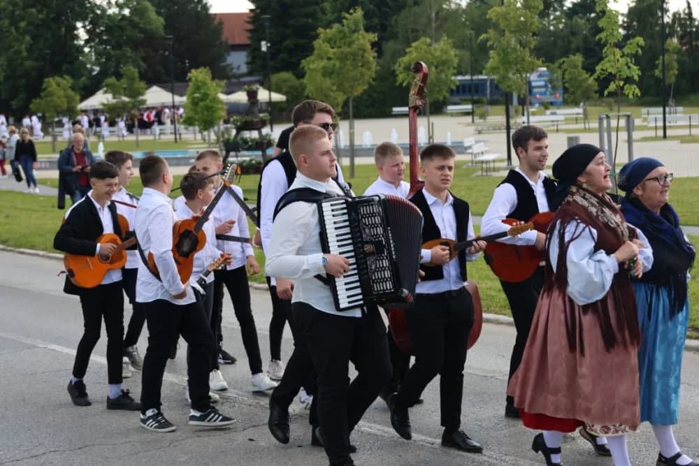 (VELIKA FOTOGALERIJA) Povorka koja je krasila ulice Velike: S ponosom predstavili tradiciju kraja iz kojeg dolaze