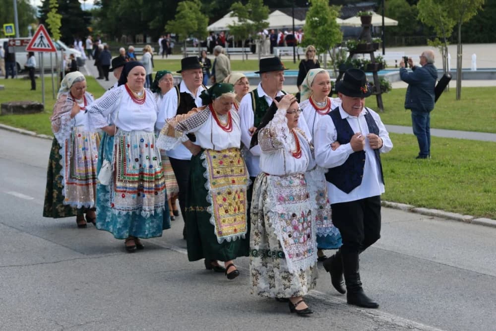 (VELIKA FOTOGALERIJA) Povorka koja je krasila ulice Velike: S ponosom predstavili tradiciju kraja iz kojeg dolaze