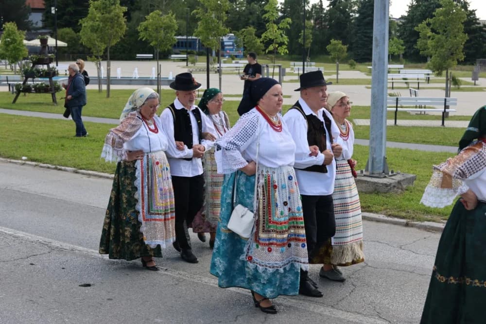 (VELIKA FOTOGALERIJA) Povorka koja je krasila ulice Velike: S ponosom predstavili tradiciju kraja iz kojeg dolaze