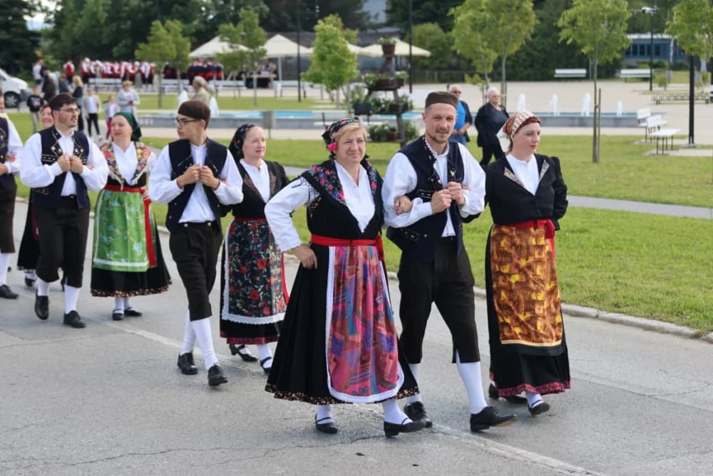 (VELIKA FOTOGALERIJA) Povorka koja je krasila ulice Velike: S ponosom predstavili tradiciju kraja iz kojeg dolaze
