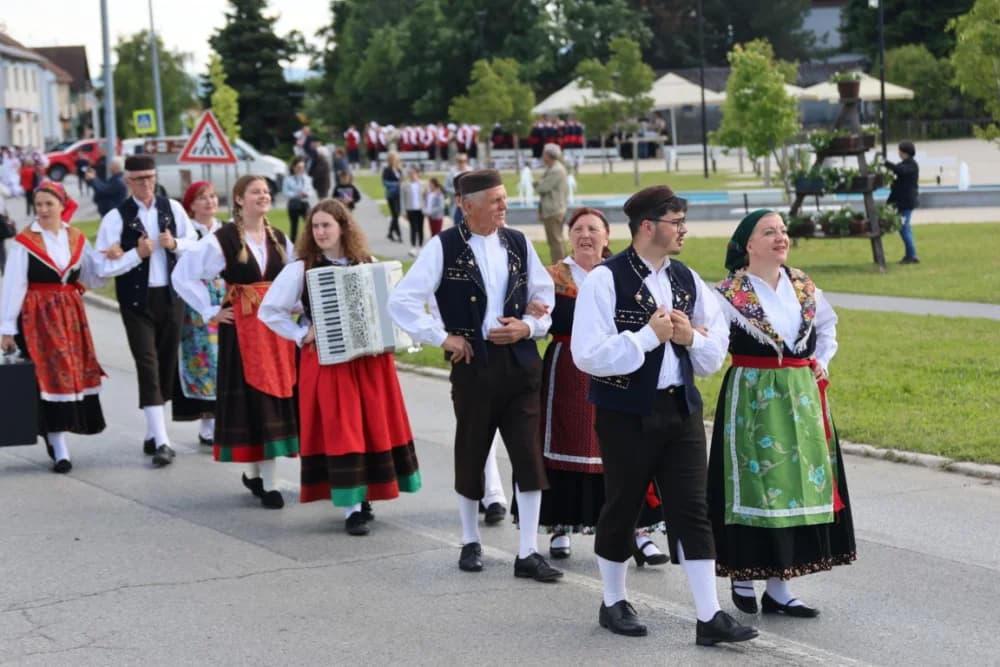 (VELIKA FOTOGALERIJA) Povorka koja je krasila ulice Velike: S ponosom predstavili tradiciju kraja iz kojeg dolaze
