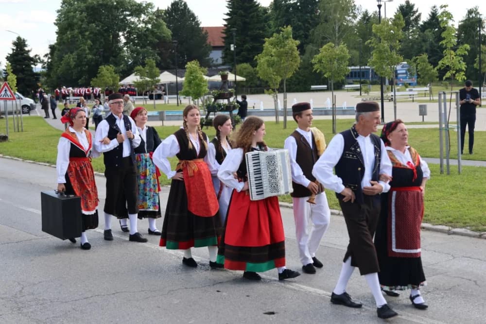 (VELIKA FOTOGALERIJA) Povorka koja je krasila ulice Velike: S ponosom predstavili tradiciju kraja iz kojeg dolaze