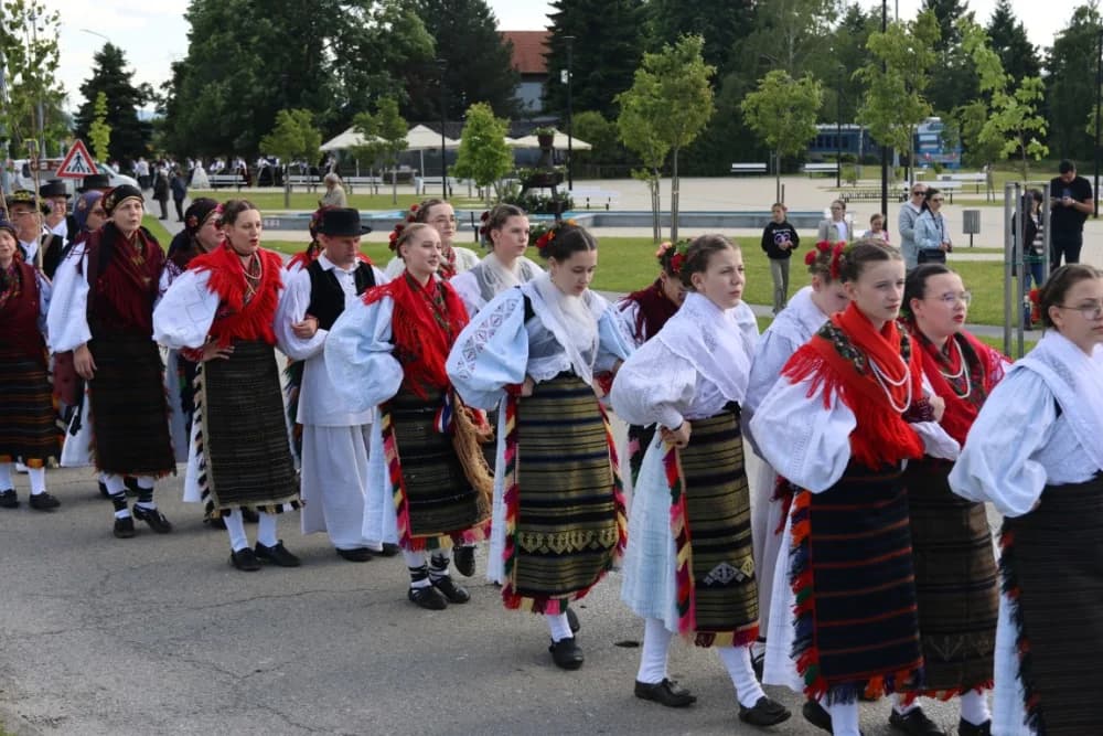 (VELIKA FOTOGALERIJA) Povorka koja je krasila ulice Velike: S ponosom predstavili tradiciju kraja iz kojeg dolaze