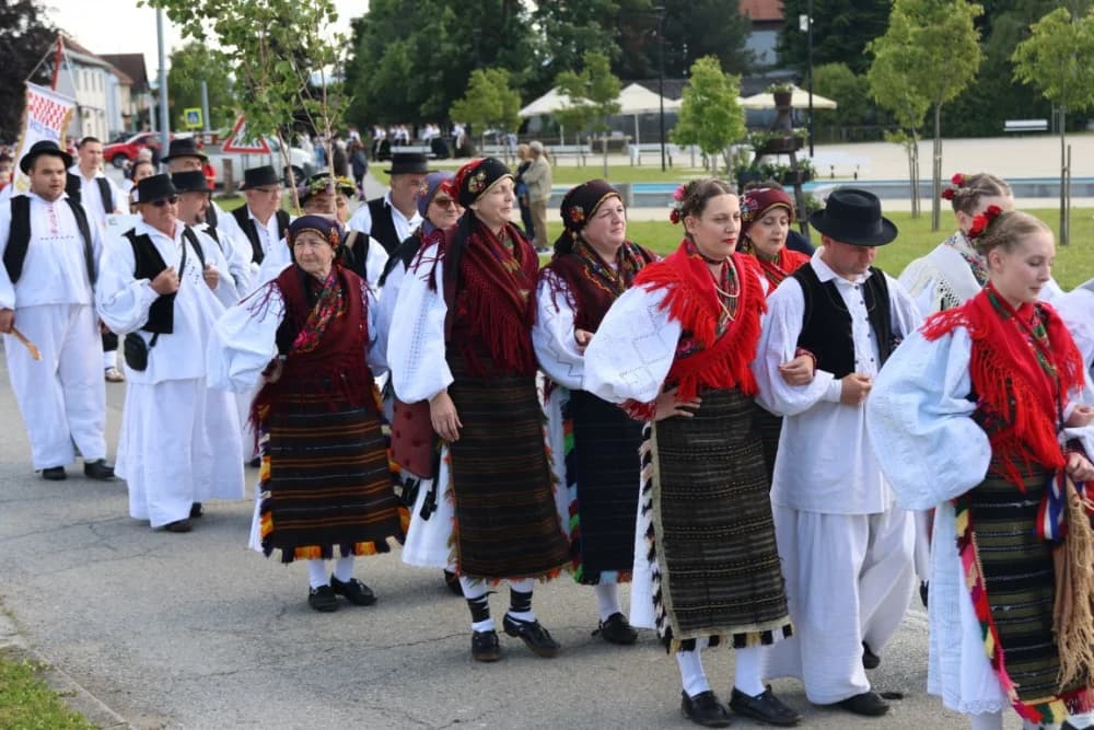 (VELIKA FOTOGALERIJA) Povorka koja je krasila ulice Velike: S ponosom predstavili tradiciju kraja iz kojeg dolaze