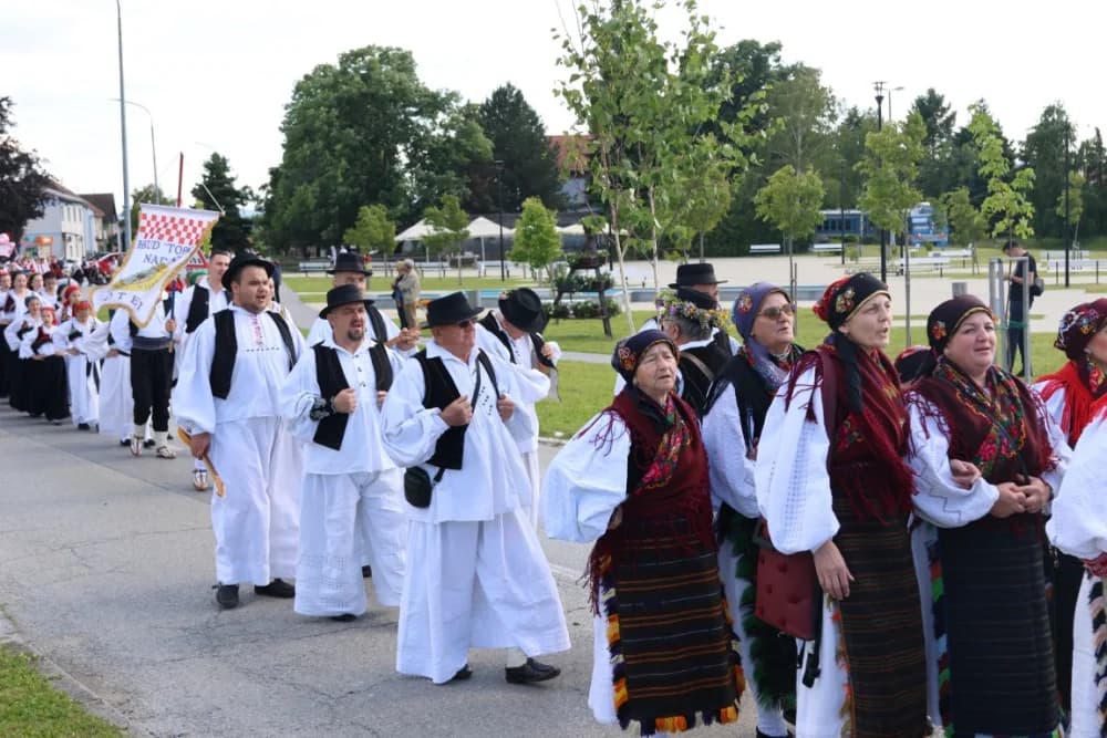(VELIKA FOTOGALERIJA) Povorka koja je krasila ulice Velike: S ponosom predstavili tradiciju kraja iz kojeg dolaze