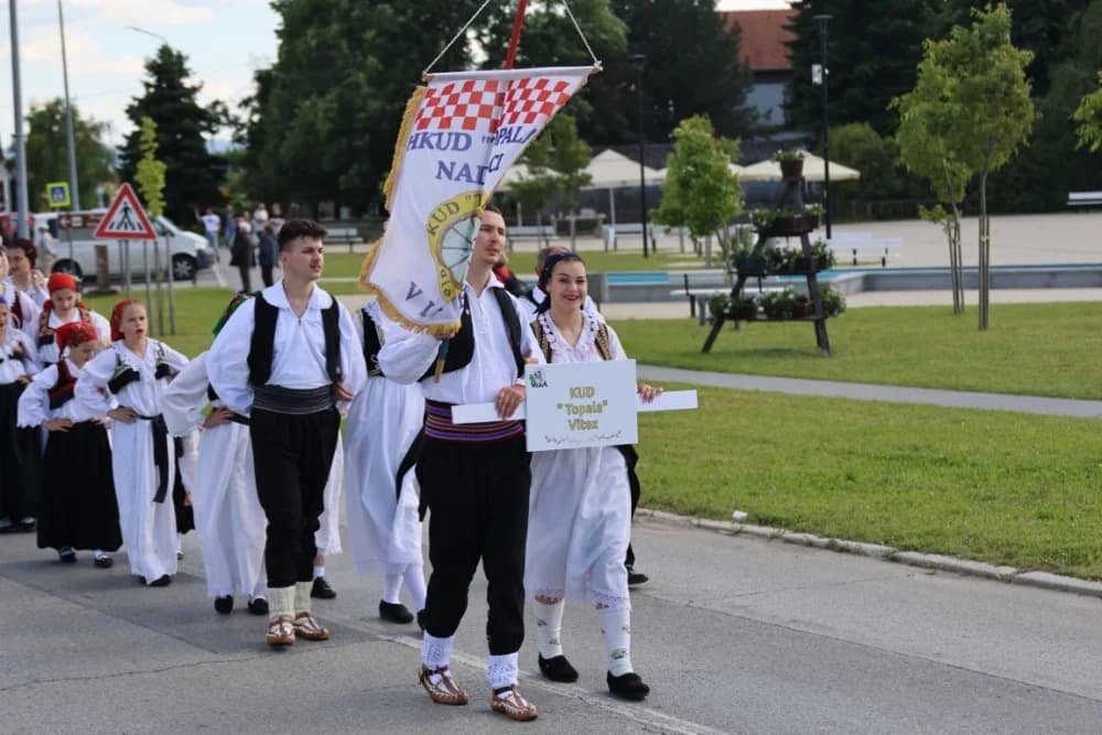 (VELIKA FOTOGALERIJA) Povorka koja je krasila ulice Velike: S ponosom predstavili tradiciju kraja iz kojeg dolaze