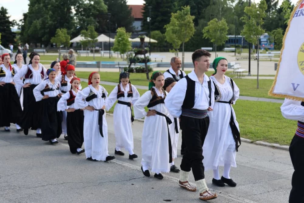 (VELIKA FOTOGALERIJA) Povorka koja je krasila ulice Velike: S ponosom predstavili tradiciju kraja iz kojeg dolaze