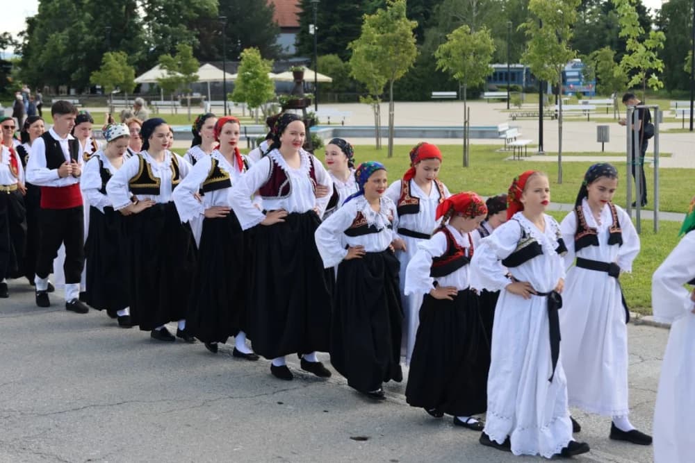 (VELIKA FOTOGALERIJA) Povorka koja je krasila ulice Velike: S ponosom predstavili tradiciju kraja iz kojeg dolaze