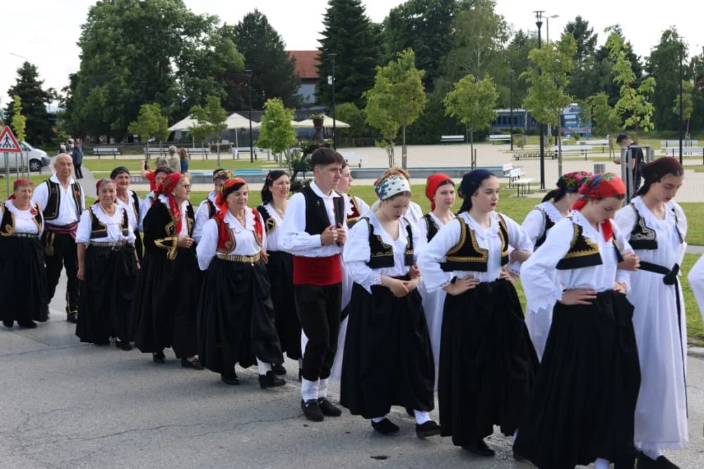 (VELIKA FOTOGALERIJA) Povorka koja je krasila ulice Velike: S ponosom predstavili tradiciju kraja iz kojeg dolaze