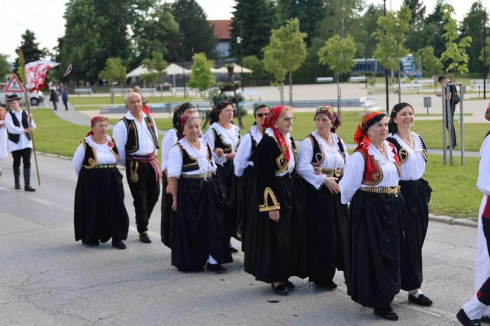 (VELIKA FOTOGALERIJA) Povorka koja je krasila ulice Velike: S ponosom predstavili tradiciju kraja iz kojeg dolaze