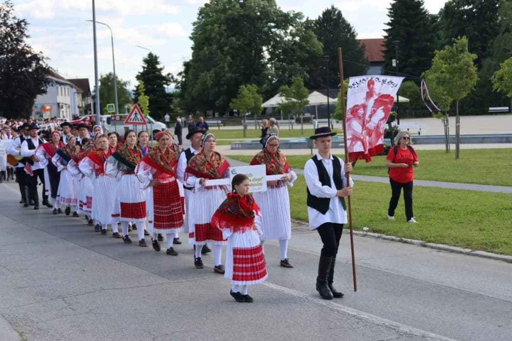 (VELIKA FOTOGALERIJA) Povorka koja je krasila ulice Velike: S ponosom predstavili tradiciju kraja iz kojeg dolaze