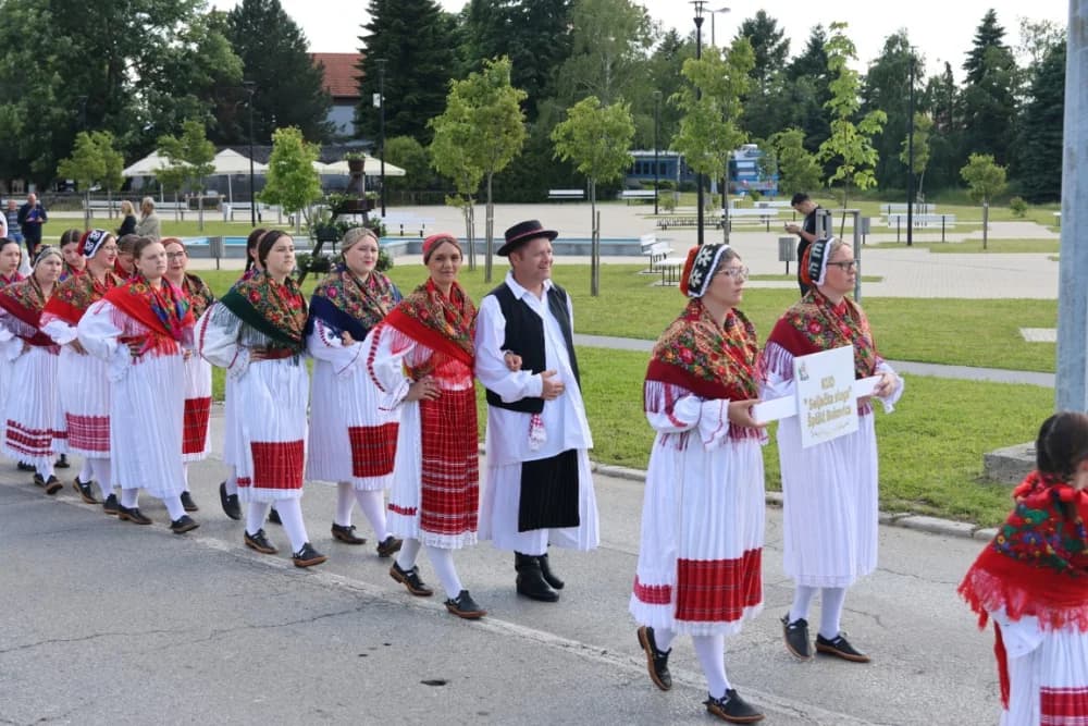 (VELIKA FOTOGALERIJA) Povorka koja je krasila ulice Velike: S ponosom predstavili tradiciju kraja iz kojeg dolaze