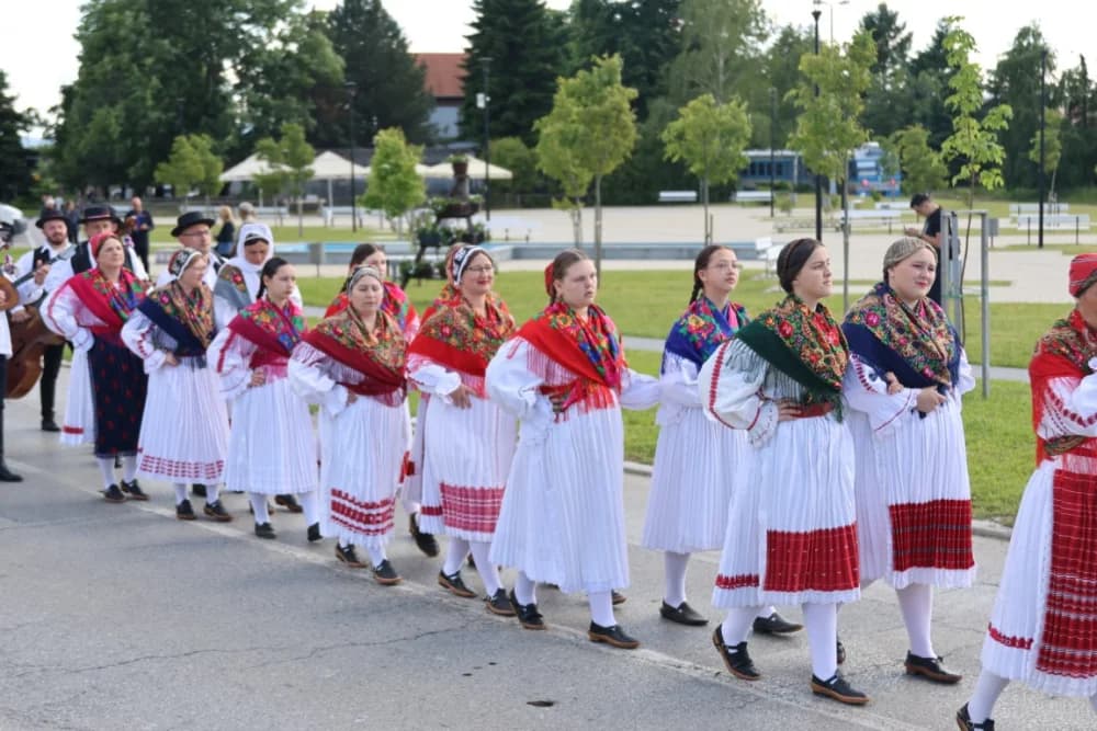 (VELIKA FOTOGALERIJA) Povorka koja je krasila ulice Velike: S ponosom predstavili tradiciju kraja iz kojeg dolaze