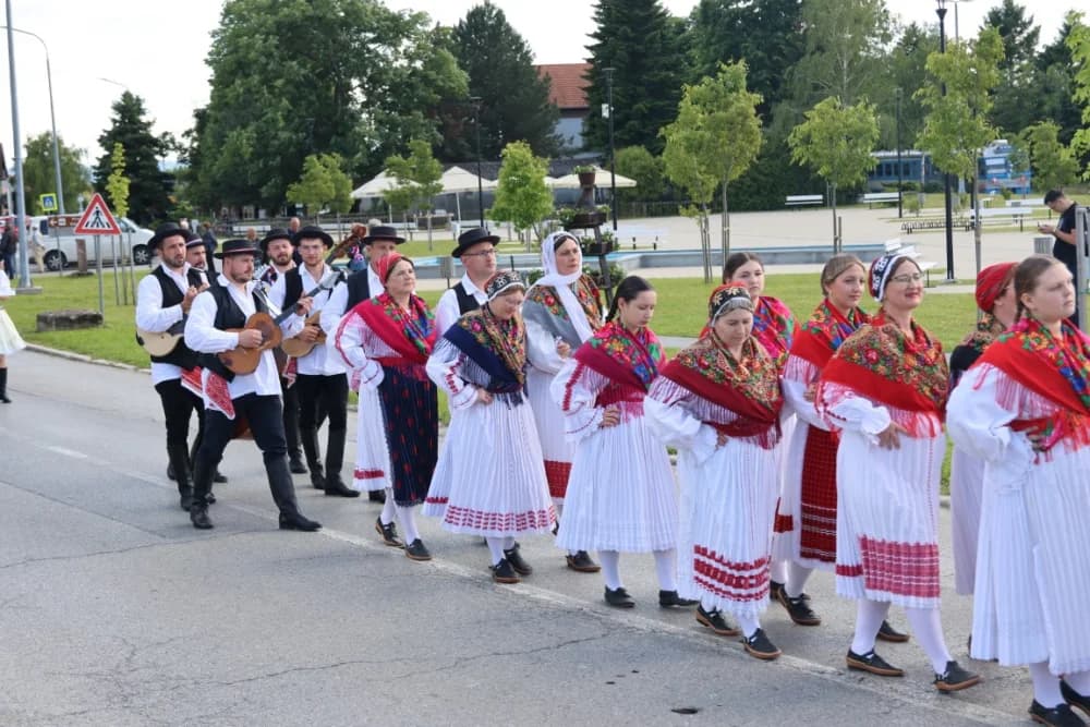 (VELIKA FOTOGALERIJA) Povorka koja je krasila ulice Velike: S ponosom predstavili tradiciju kraja iz kojeg dolaze