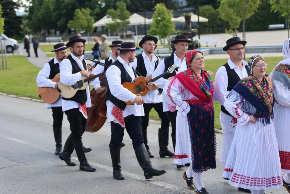 (VELIKA FOTOGALERIJA) Povorka koja je krasila ulice Velike: S ponosom predstavili tradiciju kraja iz kojeg dolaze