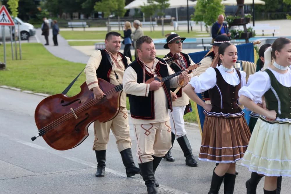 (VELIKA FOTOGALERIJA) Povorka koja je krasila ulice Velike: S ponosom predstavili tradiciju kraja iz kojeg dolaze