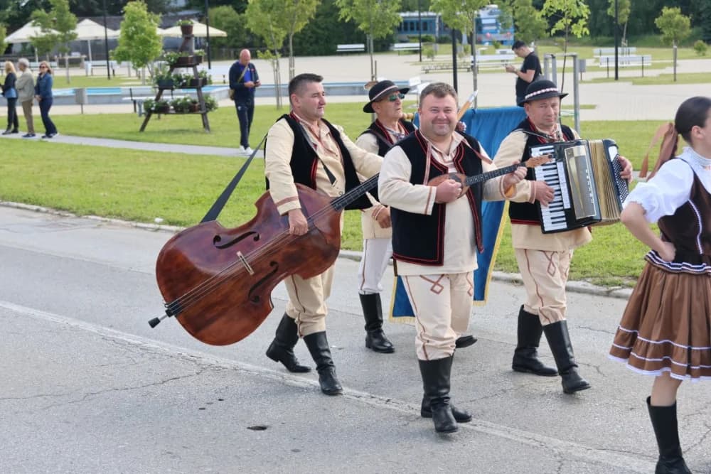 (VELIKA FOTOGALERIJA) Povorka koja je krasila ulice Velike: S ponosom predstavili tradiciju kraja iz kojeg dolaze