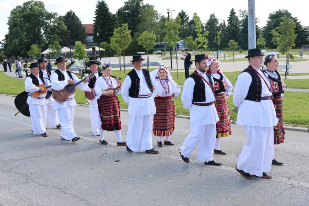 (VELIKA FOTOGALERIJA) Povorka koja je krasila ulice Velike: S ponosom predstavili tradiciju kraja iz kojeg dolaze