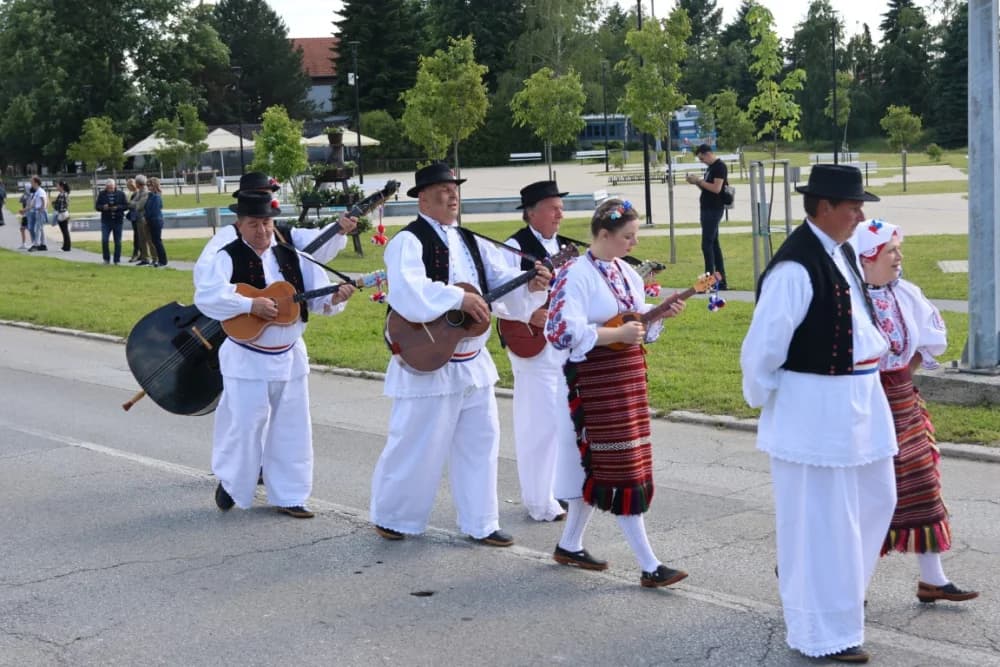 (VELIKA FOTOGALERIJA) Povorka koja je krasila ulice Velike: S ponosom predstavili tradiciju kraja iz kojeg dolaze