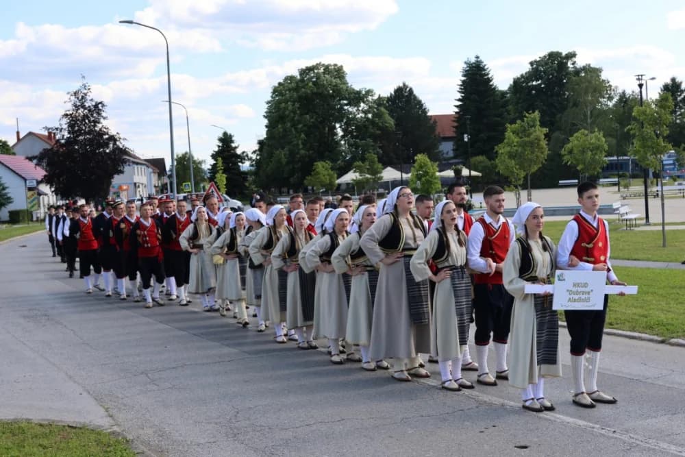 (VELIKA FOTOGALERIJA) Povorka koja je krasila ulice Velike: S ponosom predstavili tradiciju kraja iz kojeg dolaze