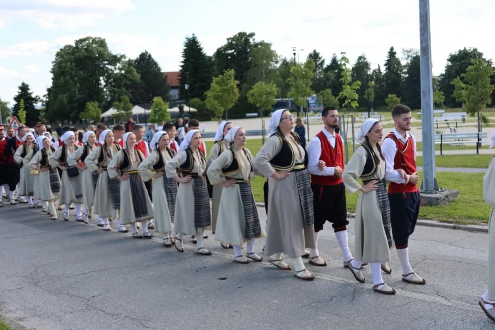 (VELIKA FOTOGALERIJA) Povorka koja je krasila ulice Velike: S ponosom predstavili tradiciju kraja iz kojeg dolaze
