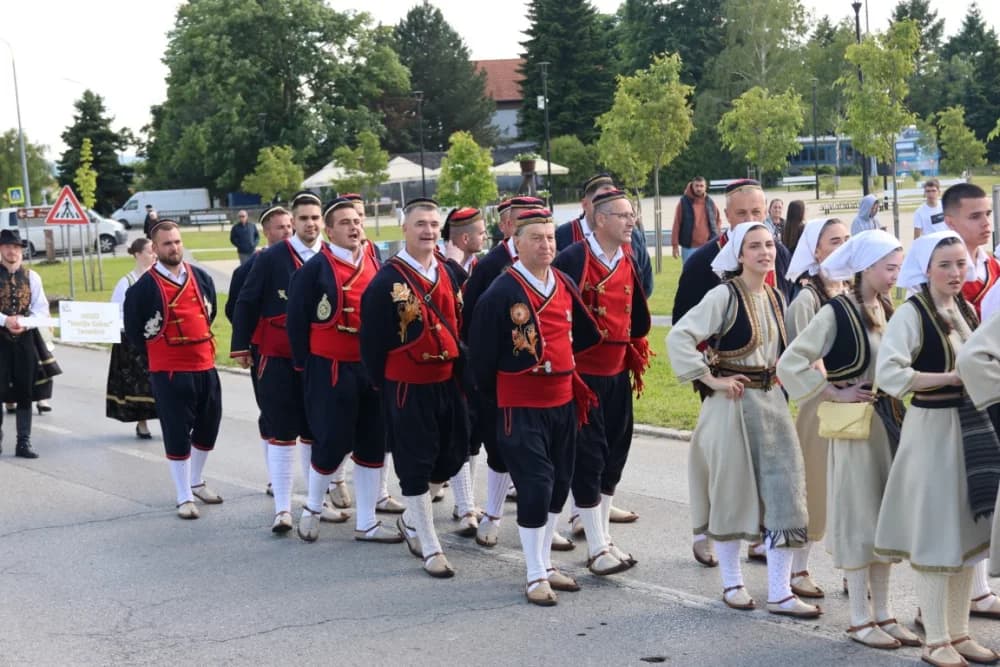 (VELIKA FOTOGALERIJA) Povorka koja je krasila ulice Velike: S ponosom predstavili tradiciju kraja iz kojeg dolaze