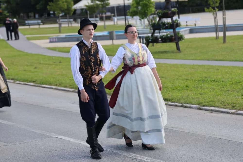 (VELIKA FOTOGALERIJA) Povorka koja je krasila ulice Velike: S ponosom predstavili tradiciju kraja iz kojeg dolaze