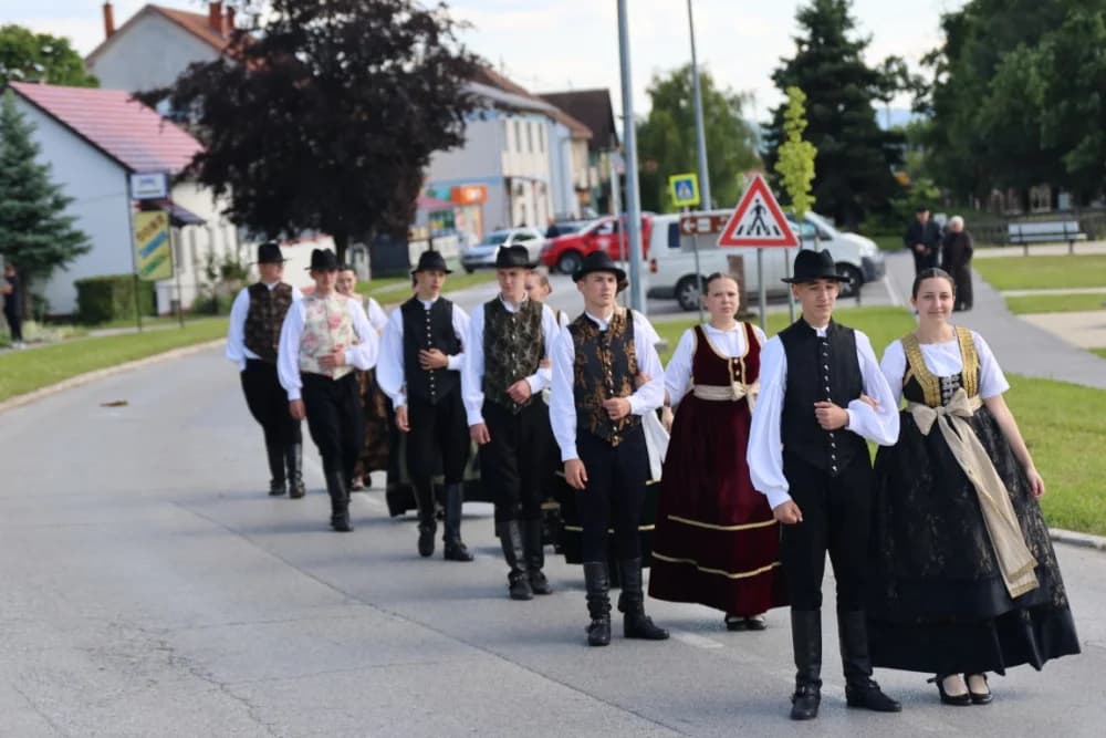 (VELIKA FOTOGALERIJA) Povorka koja je krasila ulice Velike: S ponosom predstavili tradiciju kraja iz kojeg dolaze