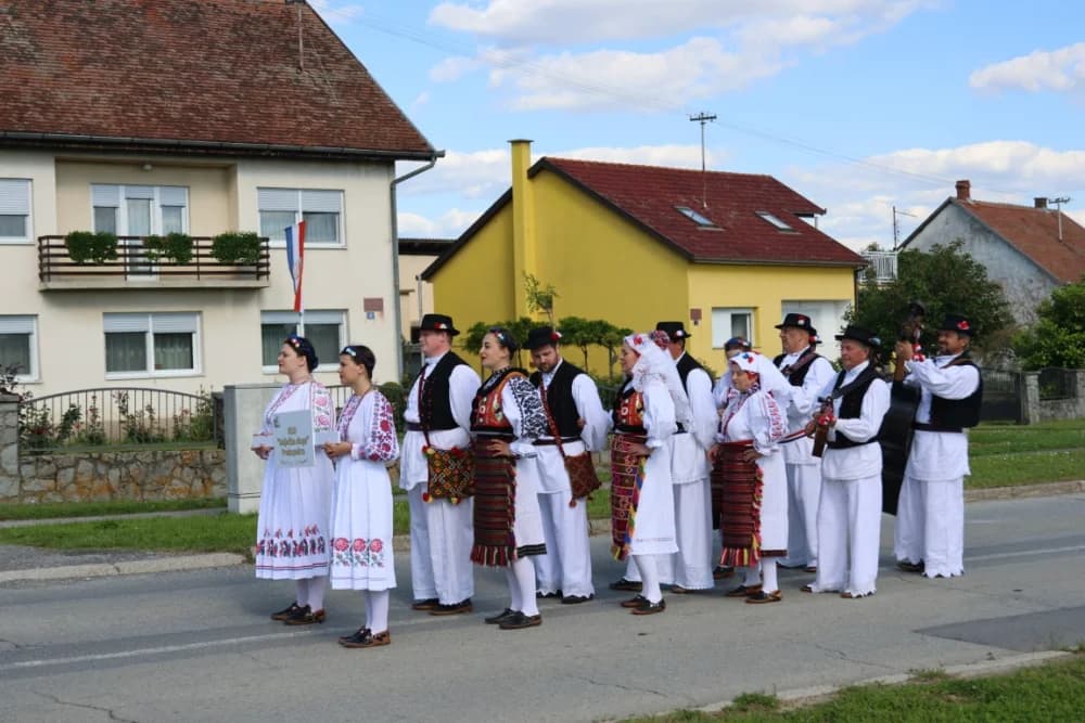 (VELIKA FOTOGALERIJA) Povorka koja je krasila ulice Velike: S ponosom predstavili tradiciju kraja iz kojeg dolaze