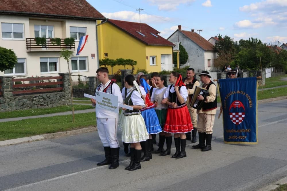 (VELIKA FOTOGALERIJA) Povorka koja je krasila ulice Velike: S ponosom predstavili tradiciju kraja iz kojeg dolaze