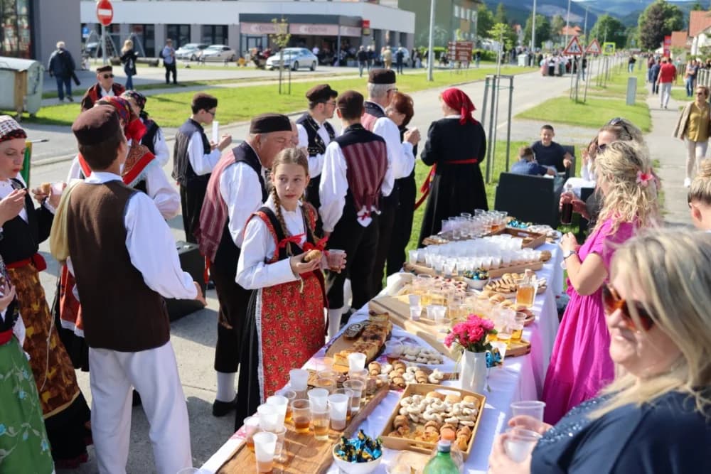(VELIKA FOTOGALERIJA) Povorka koja je krasila ulice Velike: S ponosom predstavili tradiciju kraja iz kojeg dolaze