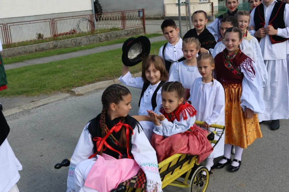 (VELIKA FOTOGALERIJA) Povorka koja je krasila ulice Velike: S ponosom predstavili tradiciju kraja iz kojeg dolaze