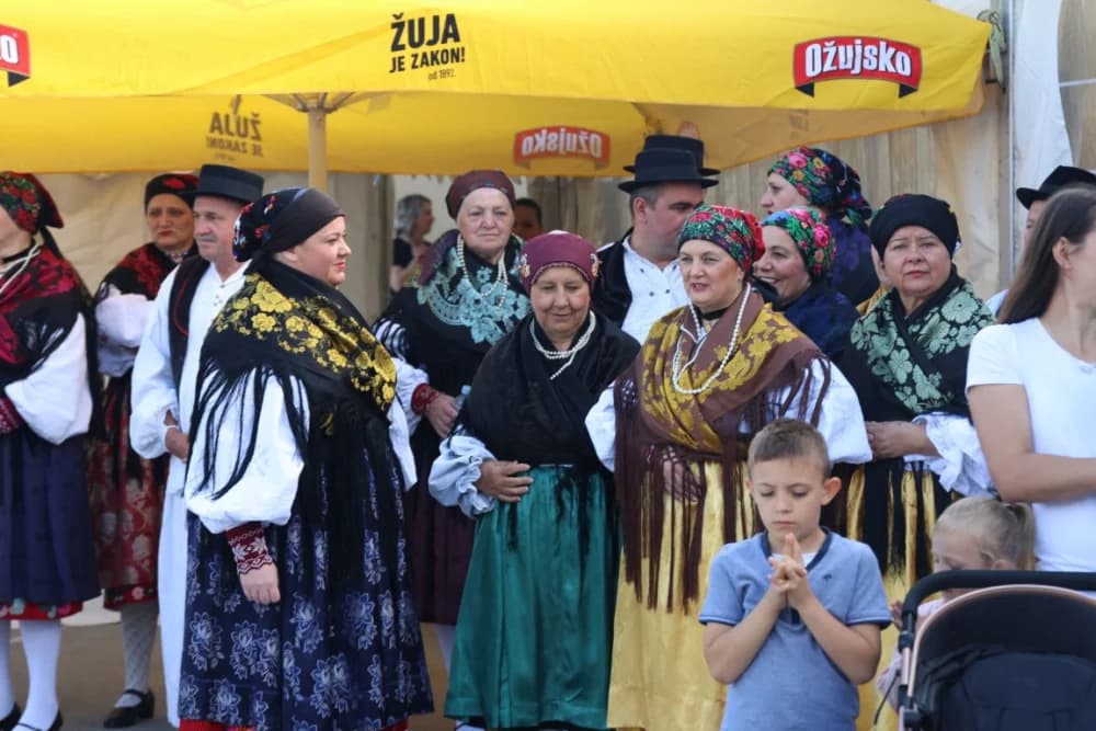 (VELIKA FOTOGALERIJA) Povorka koja je krasila ulice Velike: S ponosom predstavili tradiciju kraja iz kojeg dolaze