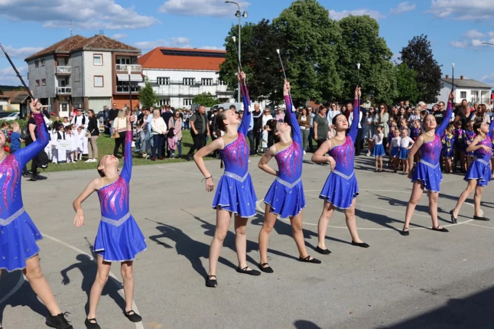 (VELIKA FOTOGALERIJA) Povorka koja je krasila ulice Velike: S ponosom predstavili tradiciju kraja iz kojeg dolaze