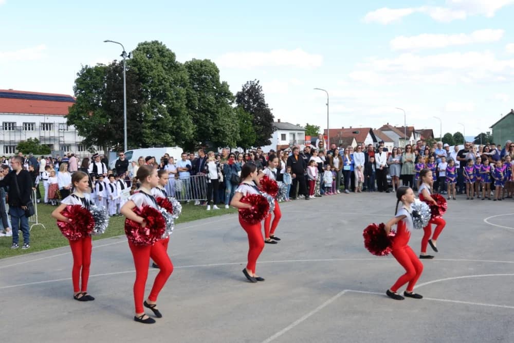 (VELIKA FOTOGALERIJA) Povorka koja je krasila ulice Velike: S ponosom predstavili tradiciju kraja iz kojeg dolaze