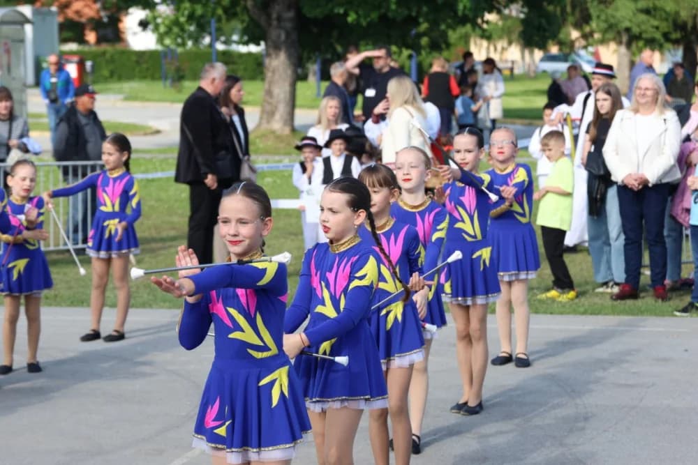 (VELIKA FOTOGALERIJA) Povorka koja je krasila ulice Velike: S ponosom predstavili tradiciju kraja iz kojeg dolaze