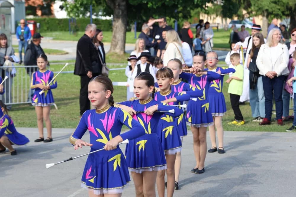 (VELIKA FOTOGALERIJA) Povorka koja je krasila ulice Velike: S ponosom predstavili tradiciju kraja iz kojeg dolaze