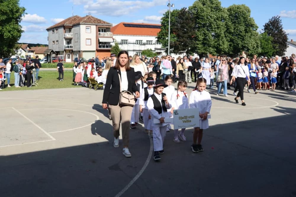 (VELIKA FOTOGALERIJA) Povorka koja je krasila ulice Velike: S ponosom predstavili tradiciju kraja iz kojeg dolaze