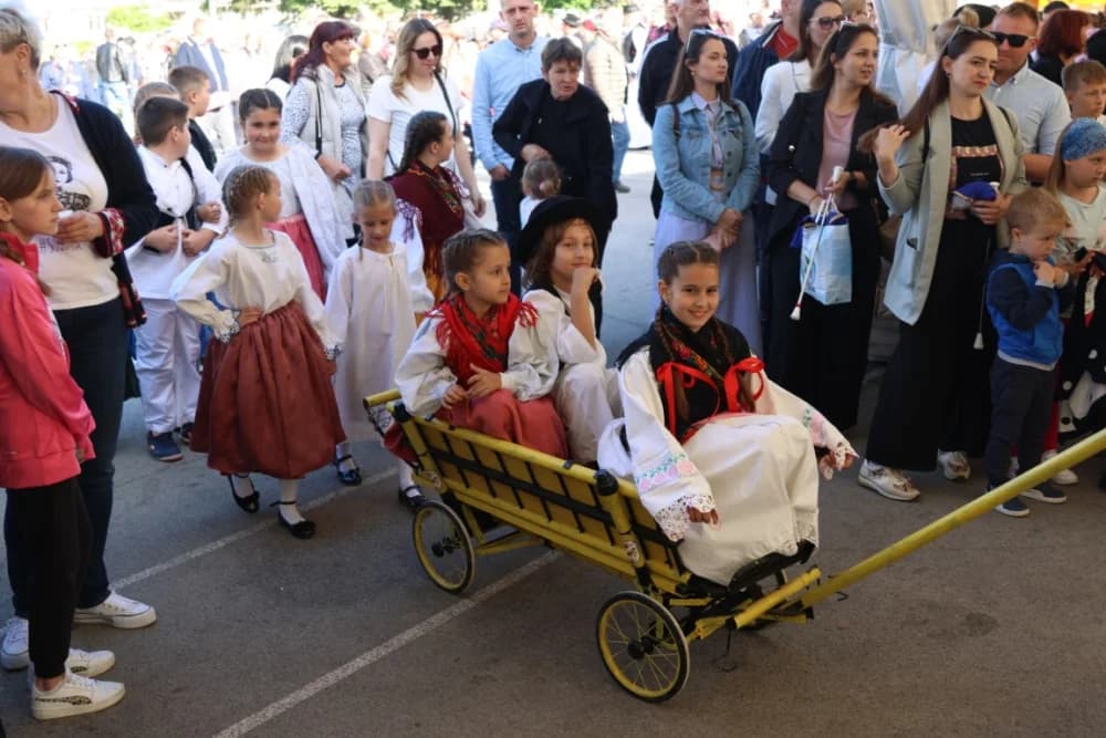 (VELIKA FOTOGALERIJA) Povorka koja je krasila ulice Velike: S ponosom predstavili tradiciju kraja iz kojeg dolaze