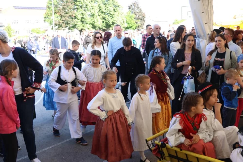 (VELIKA FOTOGALERIJA) Povorka koja je krasila ulice Velike: S ponosom predstavili tradiciju kraja iz kojeg dolaze