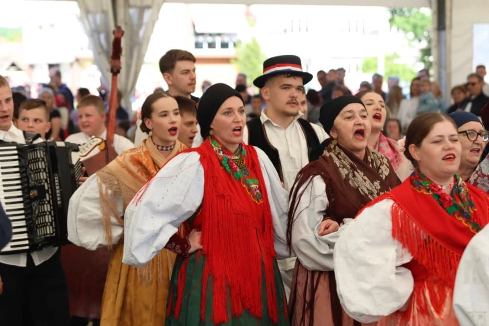 (VELIKA FOTOGALERIJA) Povorka koja je krasila ulice Velike: S ponosom predstavili tradiciju kraja iz kojeg dolaze