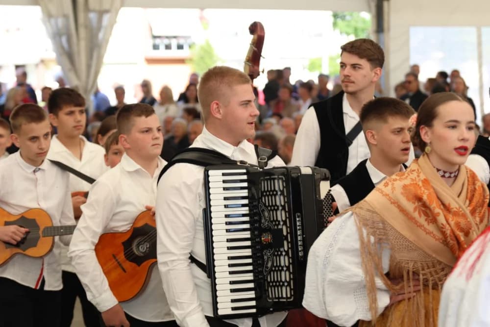 (VELIKA FOTOGALERIJA) Povorka koja je krasila ulice Velike: S ponosom predstavili tradiciju kraja iz kojeg dolaze