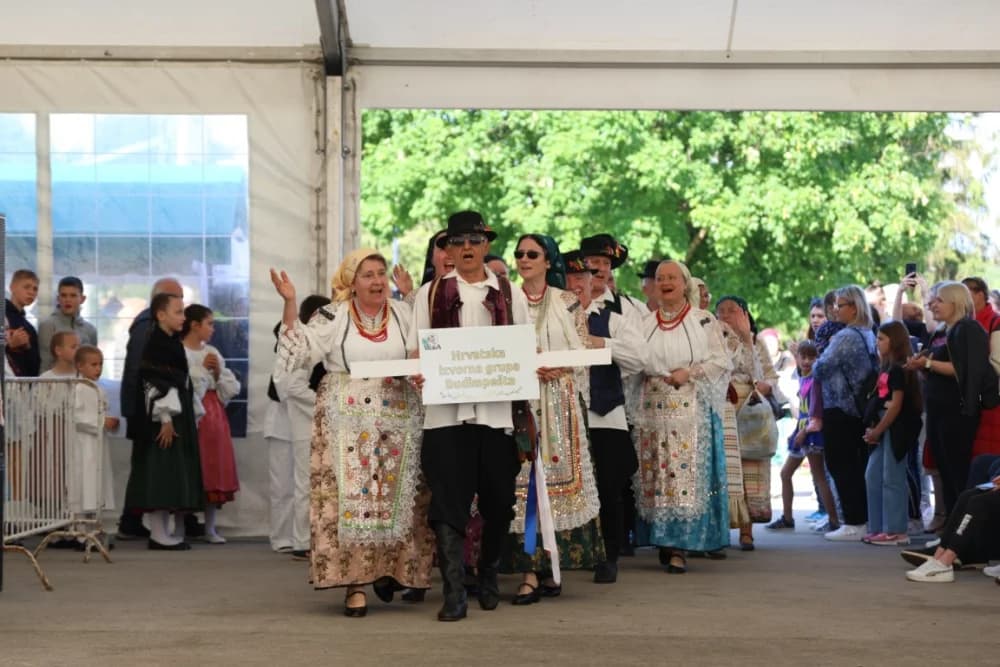 (VELIKA FOTOGALERIJA) Povorka koja je krasila ulice Velike: S ponosom predstavili tradiciju kraja iz kojeg dolaze