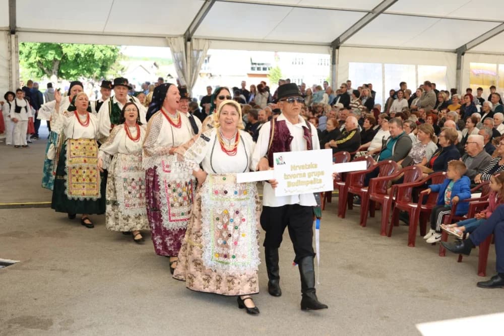 (VELIKA FOTOGALERIJA) Povorka koja je krasila ulice Velike: S ponosom predstavili tradiciju kraja iz kojeg dolaze