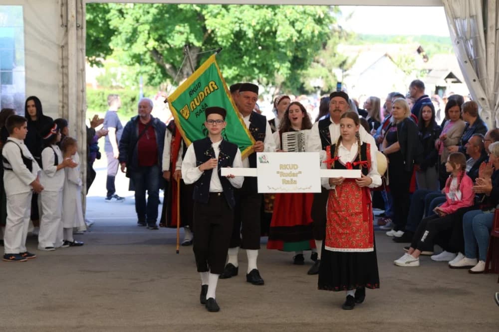(VELIKA FOTOGALERIJA) Povorka koja je krasila ulice Velike: S ponosom predstavili tradiciju kraja iz kojeg dolaze