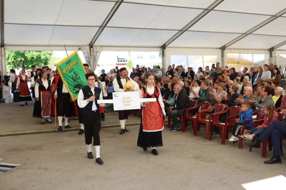 (VELIKA FOTOGALERIJA) Povorka koja je krasila ulice Velike: S ponosom predstavili tradiciju kraja iz kojeg dolaze